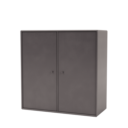 Meuble de rangement Cover Montana, laque 35 Coffee, suspendu au rail mural, vue de trois quarts sur fond blanc