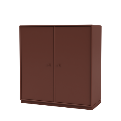 Meuble de rangement Cover Montana, laque 155 Masala, sur socle de 3 cm, vue de trois quarts sur fond blanc
