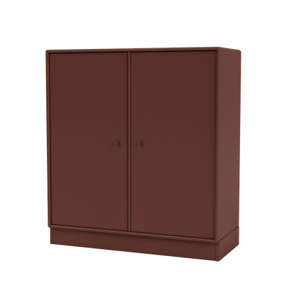 Meuble de rangement Cover Montana, laque 155 Masala, sur socle de 7 cm, vue de trois quarts sur fond blanc