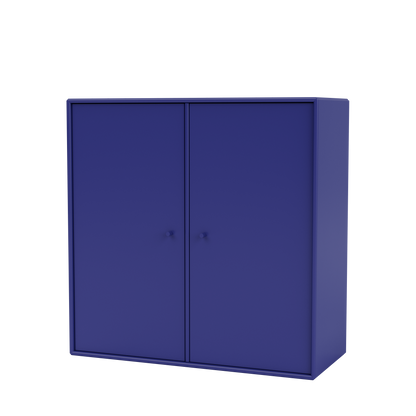 Meuble de rangement Cover Montana, laque 135 Monarch, suspendu au rail mural, vue de trois quarts sur fond blanc