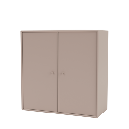 Meuble de rangement Cover Montana, laque 137 Mushroom, suspendu au rail mural, vue de trois quarts sur fond blanc
