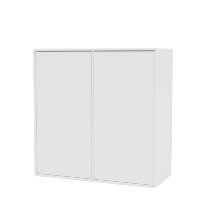Meuble de rangement Cover Montana, laque 101 New White, suspendu au rail mural, vue de trois quarts sur fond blanc