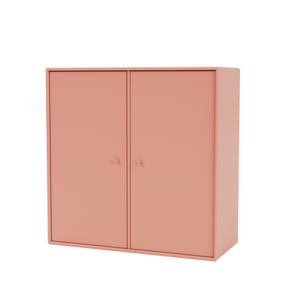 Meuble de rangement Cover Montana, laque 151 Rhubarb, suspendu au rail mural, vue de trois quarts sur fond blanc