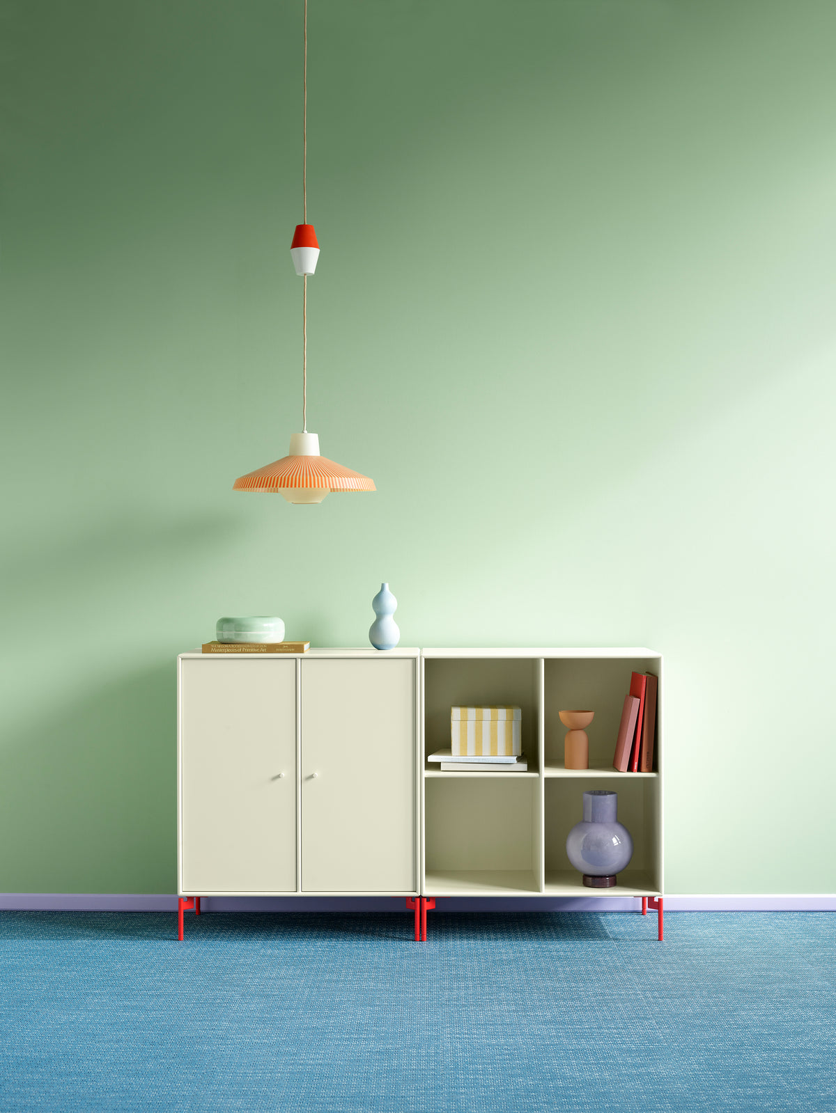 Mise en scène Montana avec buffet Pair, laques Vanilla, Rosehip