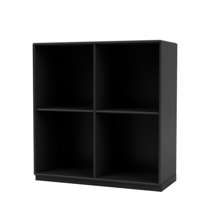 Module de Rangement Show par Peter J. Lassen, laque 05 Black, sur socle de 3 cm, packshot Montana