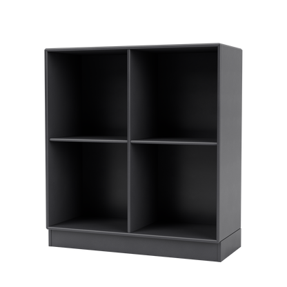 Module de Rangement Show par Peter J. Lassen, laque 36 Coal, sur socle de 7 cm, packshot Montana