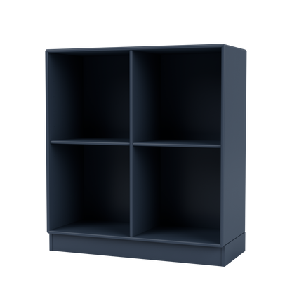 Module de Rangement Show par Peter J. Lassen, laque 138 Juniper, sur socle de 7 cm, packshot Montana