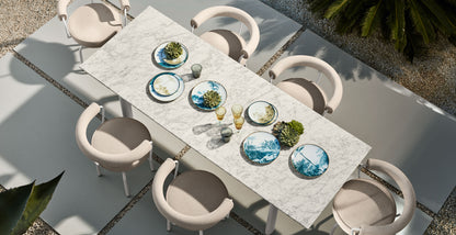 Fauteuil tournant 7 (LC7), Outdoor - Cassina-table en marbre et sièges crème vus du dessus en terrasse-Cassina