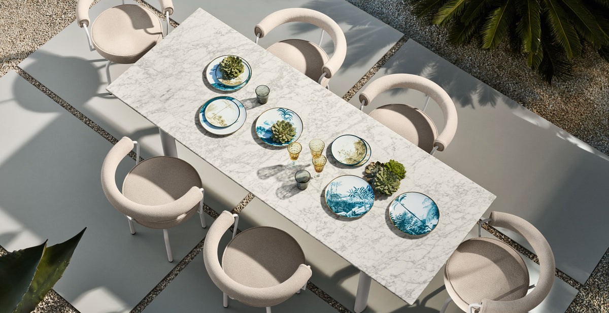 Fauteuil tournant 7 (LC7), Outdoor - Cassina-table en marbre et sièges crème vus du dessus en terrasse-Cassina