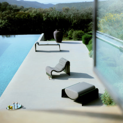 Ottoman Eclipse de Garnier &amp; Pingree - Petite Friture-en terrasse avec le fauteuil lounge-The Woods Gallery