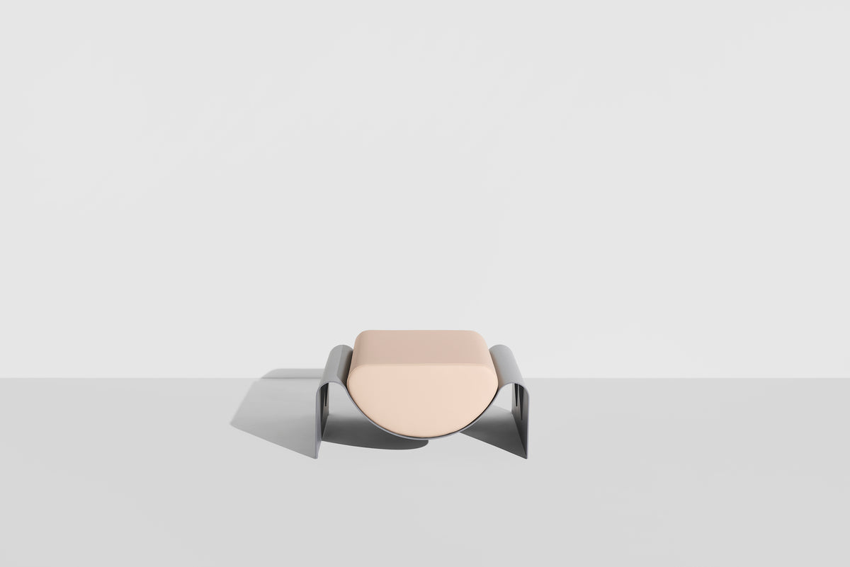 Ottoman Eclipse de Garnier &amp; Pingree - Petite Friture-structure Gris pierre, coussin Haku, vue de face-The Woods Gallery