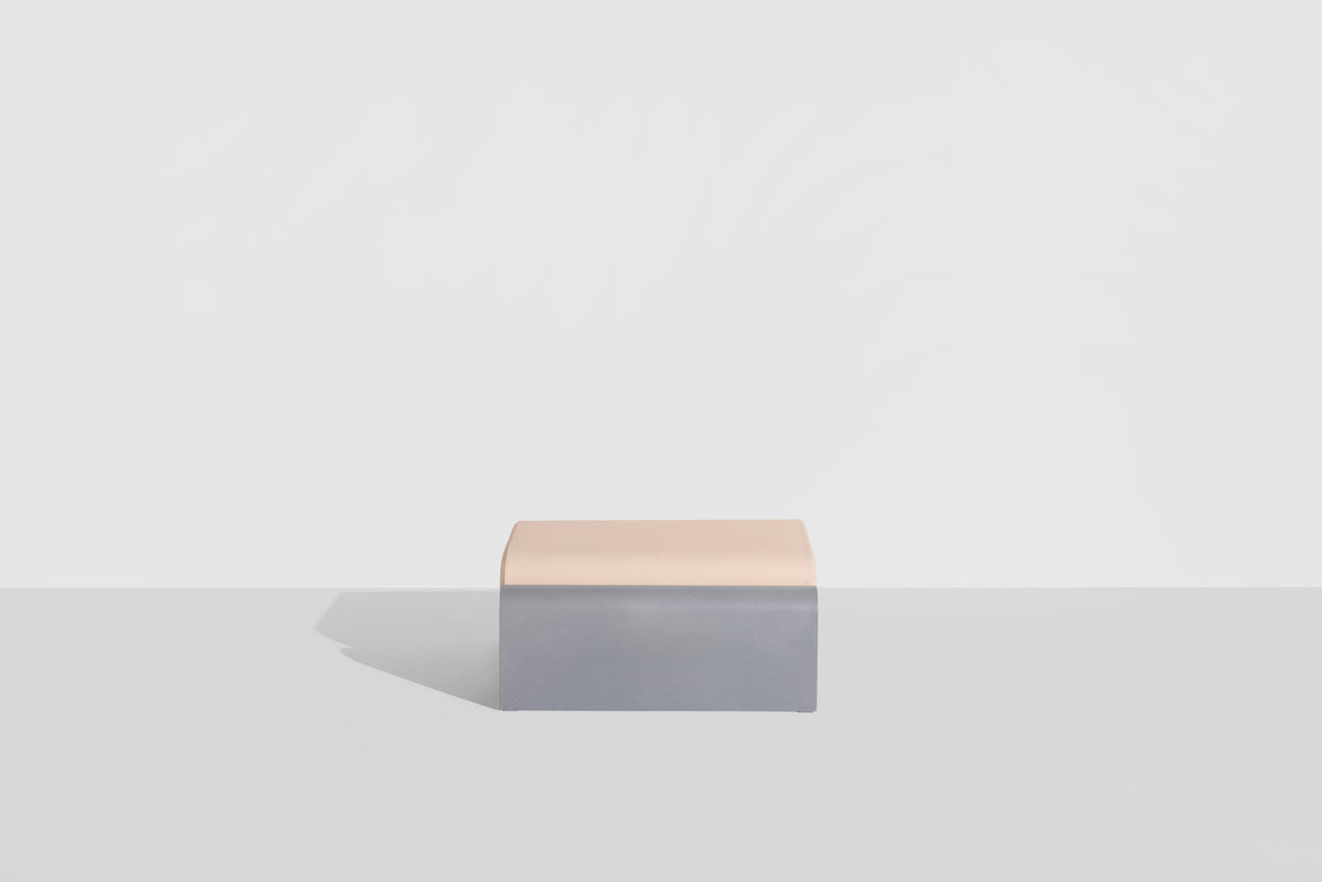 Ottoman Eclipse de Garnier &amp; Pingree - Petite Friture-structure Gris pierre, coussin Haku, vue de profil-The Woods Gallery