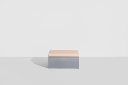 Ottoman Eclipse de Garnier &amp; Pingree - Petite Friture-structure Gris pierre, coussin Haku, vue de profil-The Woods Gallery