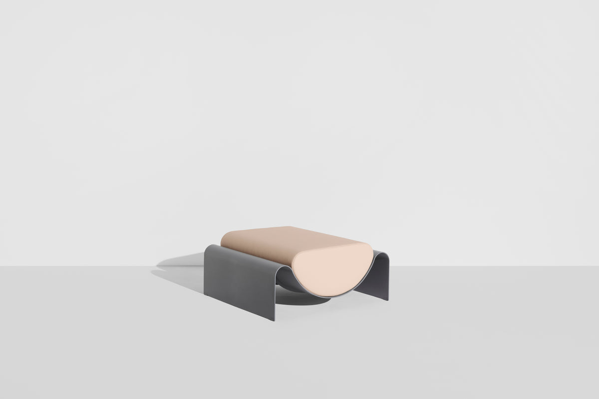 Ottoman Eclipse de Garnier &amp; Pingree - Petite Friture-structure Gris pierre, coussin Haku, vue trois quarts-The Woods Gallery