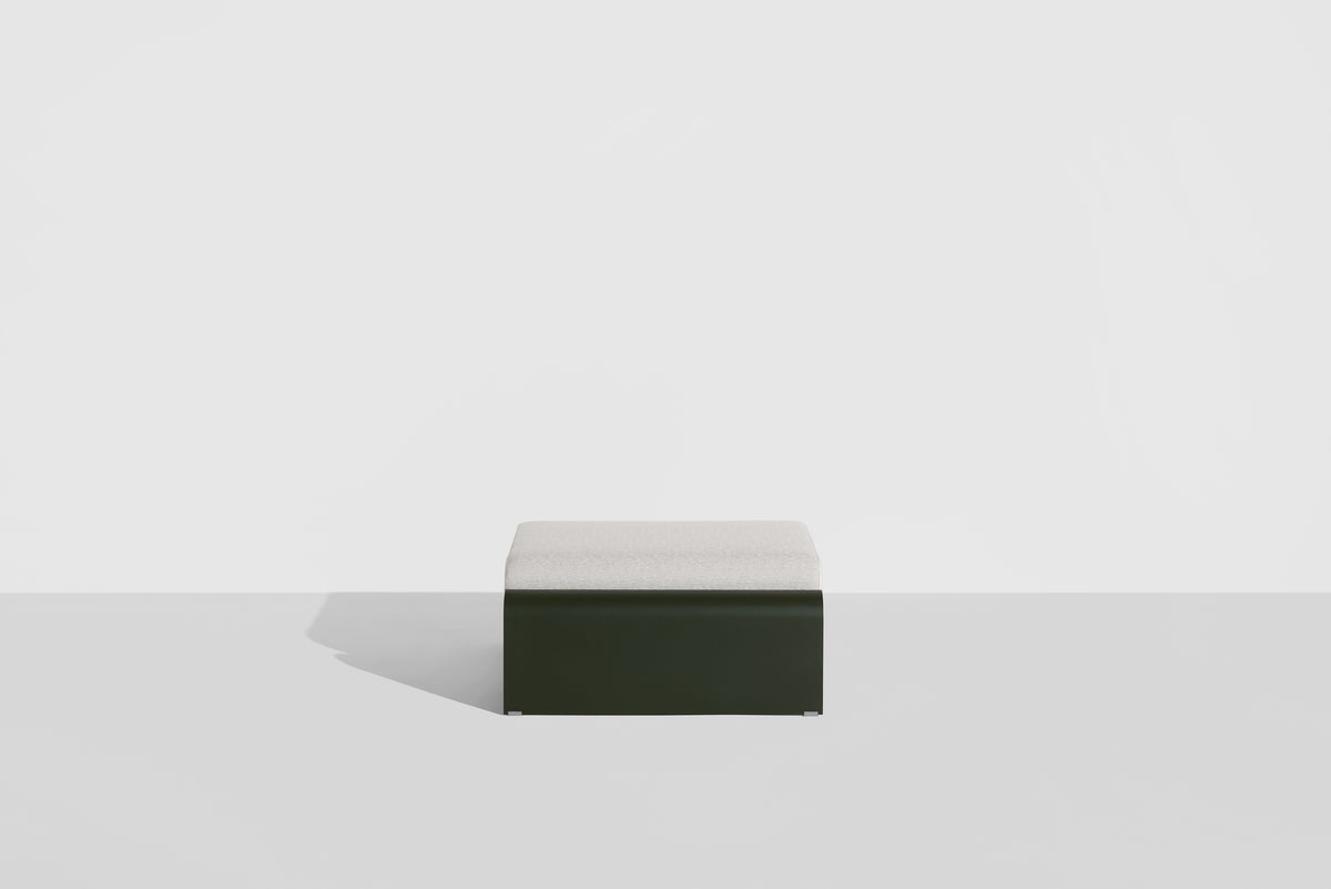 Ottoman Eclipse de Garnier &amp; Pingree - Petite Friture-structure Vert bouteille, coussin Beda, vue de profil-The Woods Gallery