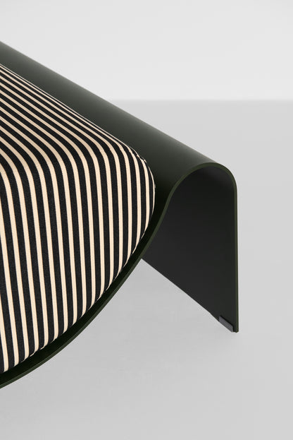 Ottoman Eclipse de Garnier &amp; Pingree - Petite Friture-structure Vert bouteille, coussin Strange Loves, détail-The Woods Gallery