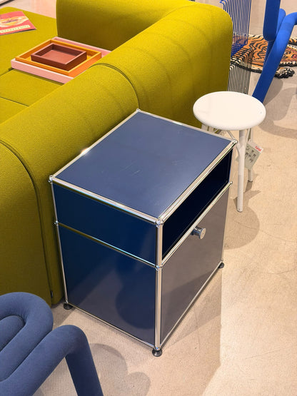 Table de chevet USM M55 - Usm Haller - Meuble d’exposition bleu acier en excellent état