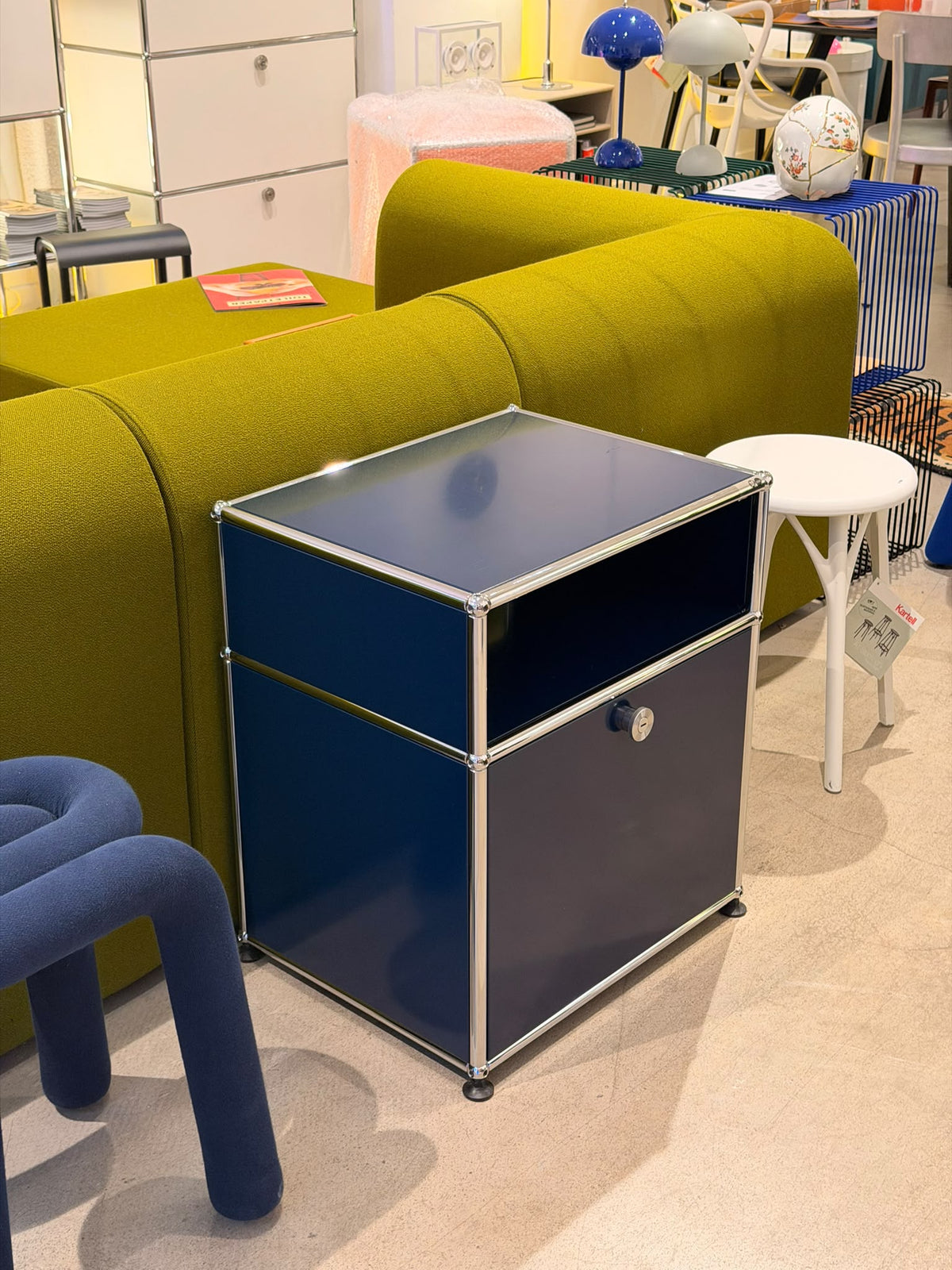 Table de chevet USM M55 - Usm Haller - Meuble d’exposition bleu acier en excellent état
