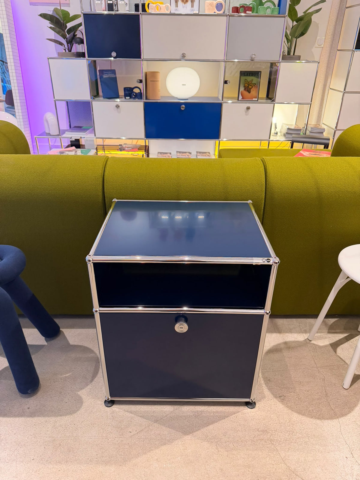 Table de chevet USM M55 - Usm Haller - Meuble d’exposition bleu acier en excellent état