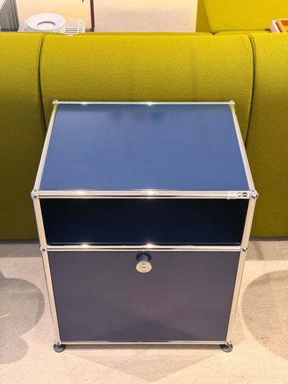 Table de chevet USM M55 - Usm Haller - Meuble d’exposition bleu acier en excellent état