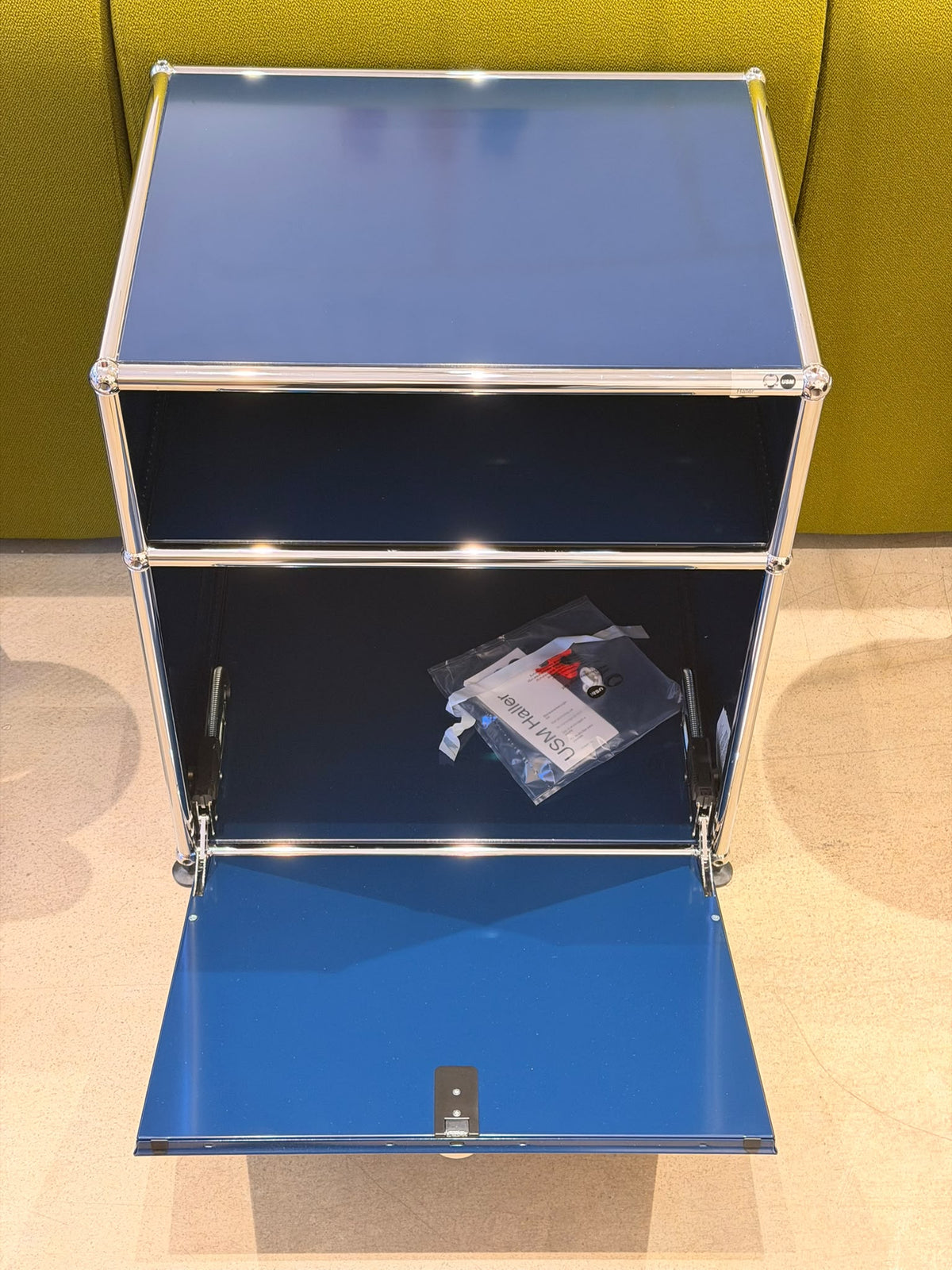 Table de chevet USM M55 - Usm Haller - Meuble d’exposition bleu acier en excellent état