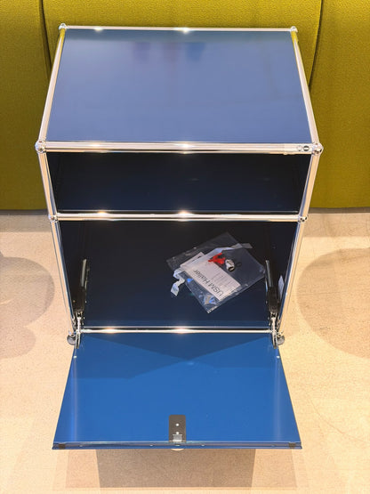 Table de chevet USM M55 - Usm Haller - Meuble d’exposition bleu acier en excellent état