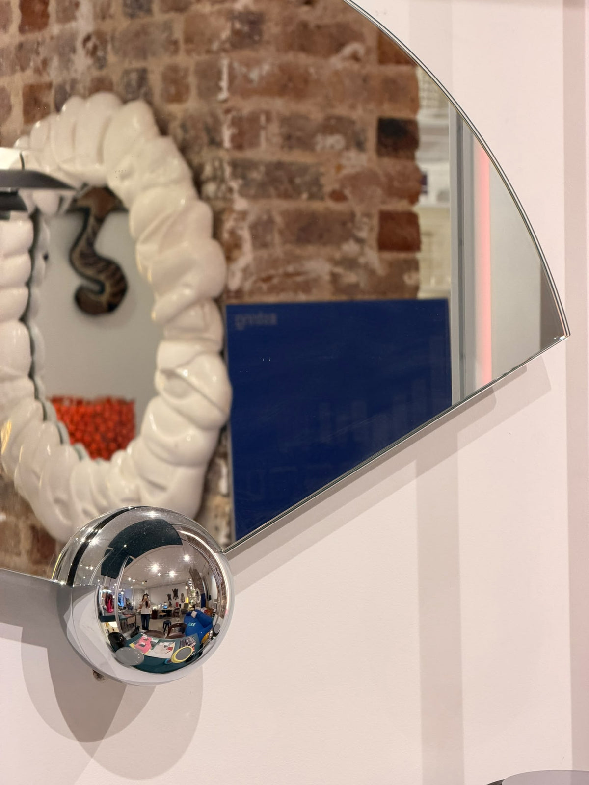 Miroir Sphera Fan de Jean-Baptiste Fastrez - Moustache - modèle d&
