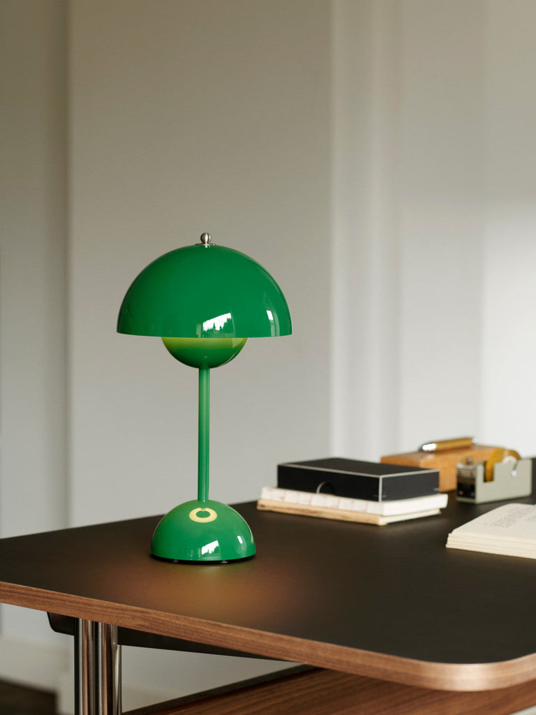 Petite lampe de table Flowerpot VP9 de Verner Panton - &Tradition-Matt White-The Woods Gallery