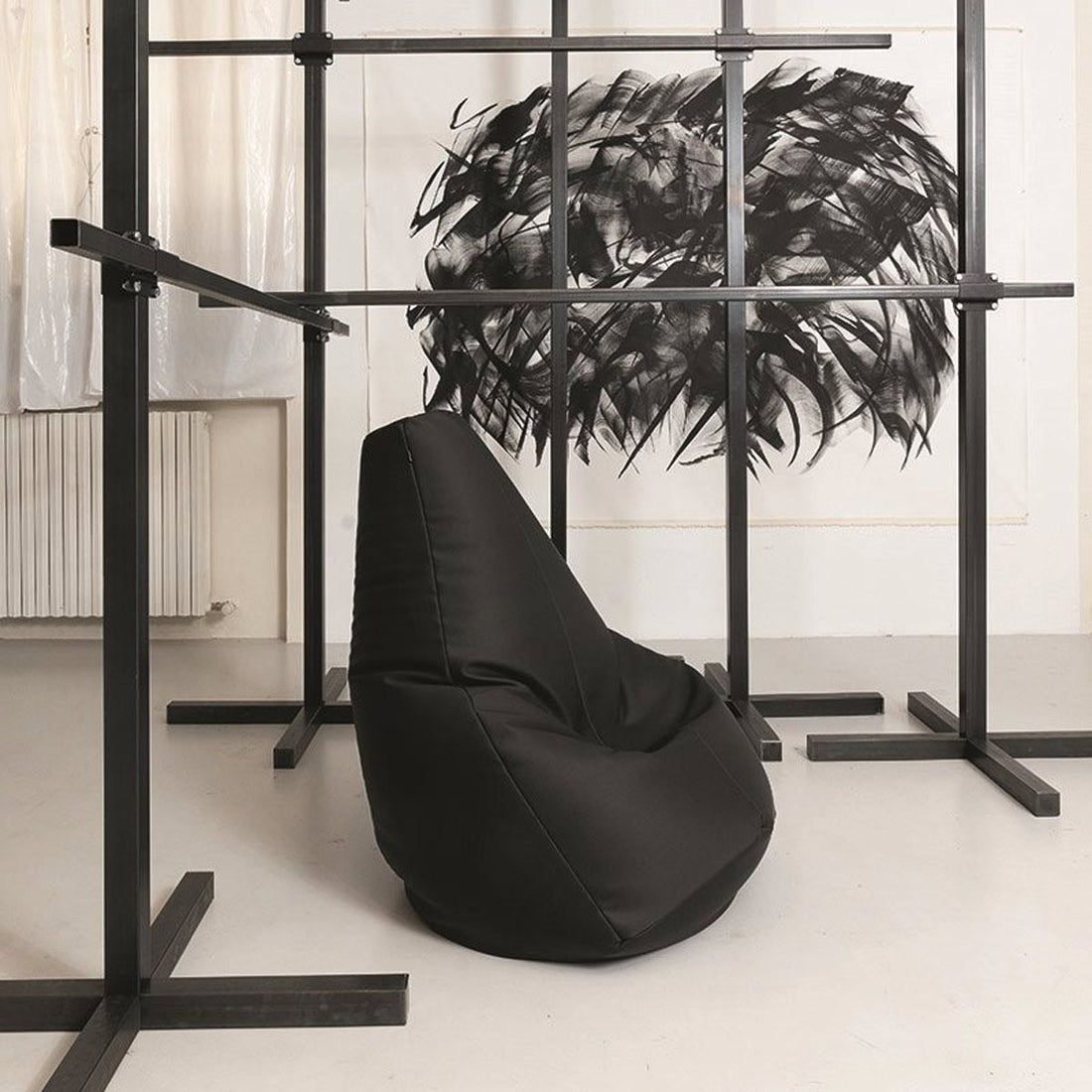 Pouf Sacco Cuir de Piero Gatti, Cesare Paolini et Franco Teodoro - Zanotta-en situation dans un atelier, version noire-The Woods Gallery