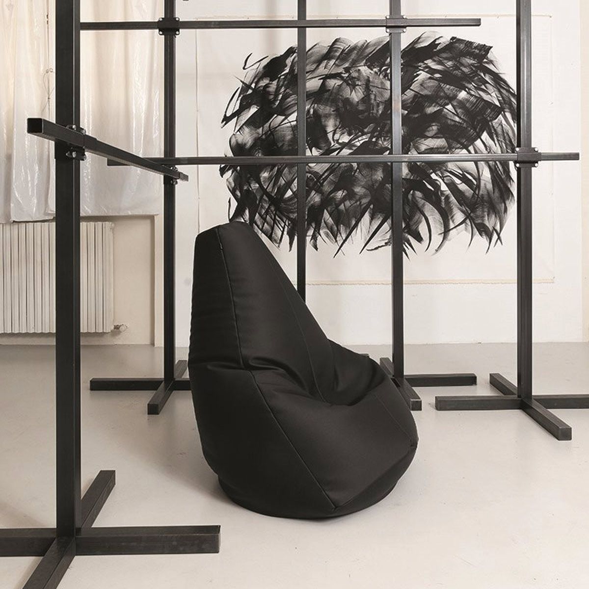Pouf Sacco Cuir de Piero Gatti, Cesare Paolini et Franco Teodoro - Zanotta-en situation dans un atelier, version noire-The Woods Gallery