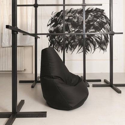 Pouf Sacco Cuir de Piero Gatti, Cesare Paolini et Franco Teodoro - Zanotta-en situation dans un atelier, version noire-The Woods Gallery