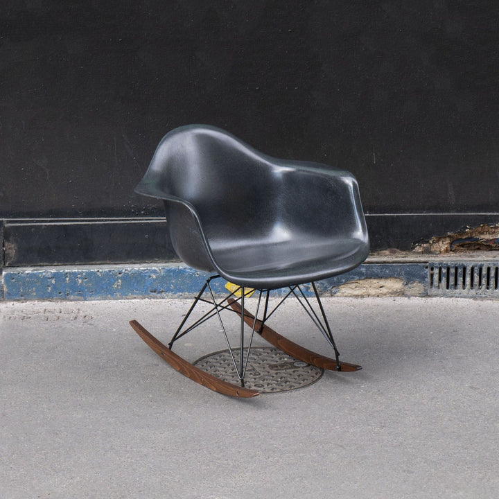 Rocking chair RAR : coque Elephant Hide Grey, patins en bois.
