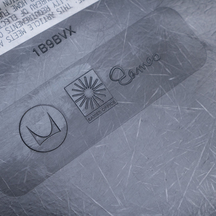 Marquages moulés sous une coque, avec le logo de l’usine qui l’a fabriquée.