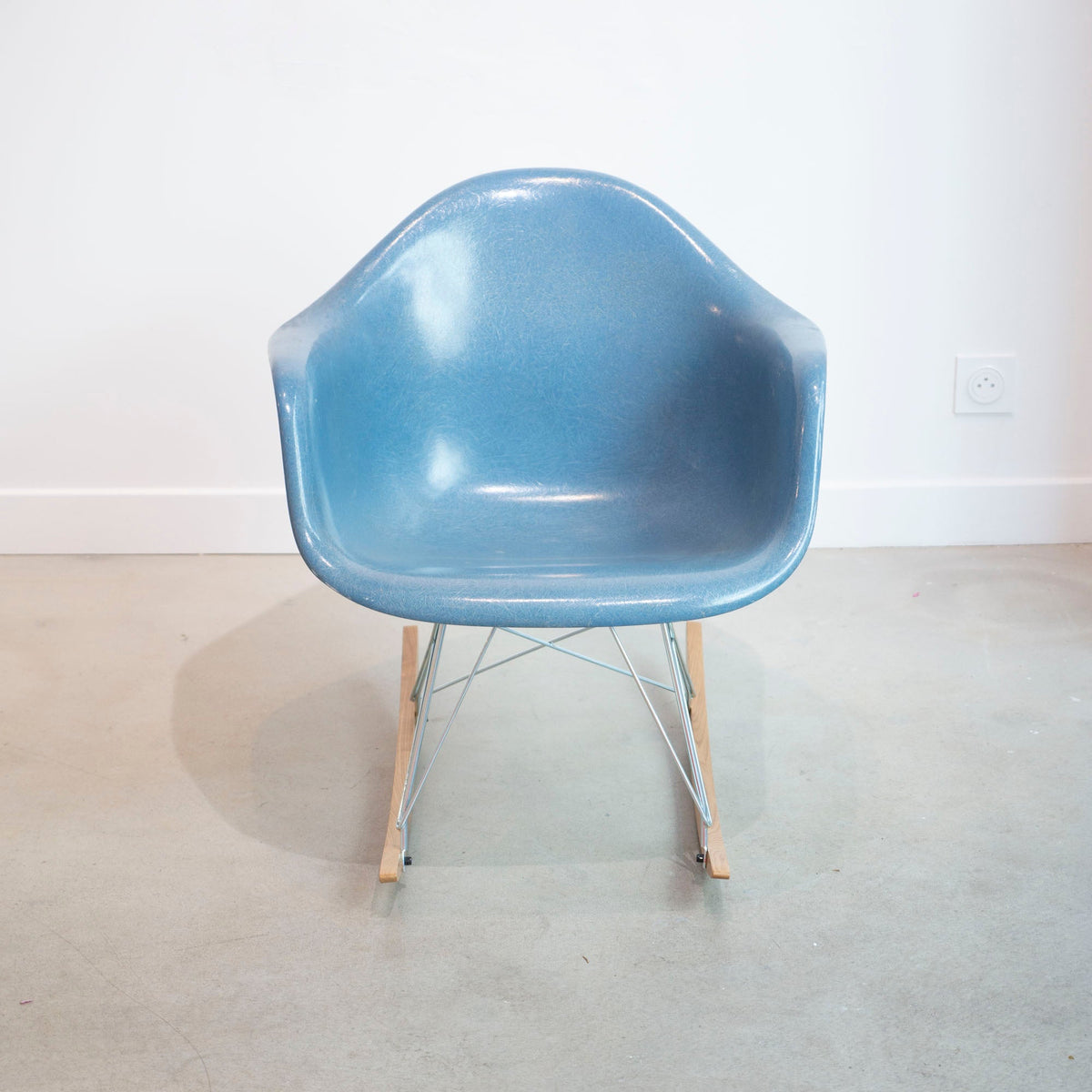 Rocking chair Baby Blue de Charles &amp; Ray Eames - Herman Miller - Vintage-The Woods Gallery