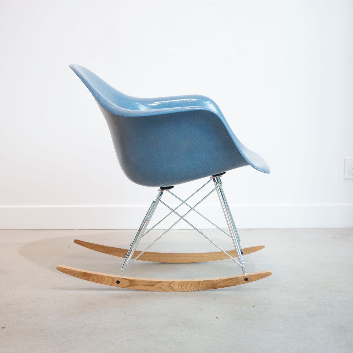 Rocking chair Baby Blue de Charles &amp; Ray Eames - Herman Miller - Vintage-The Woods Gallery