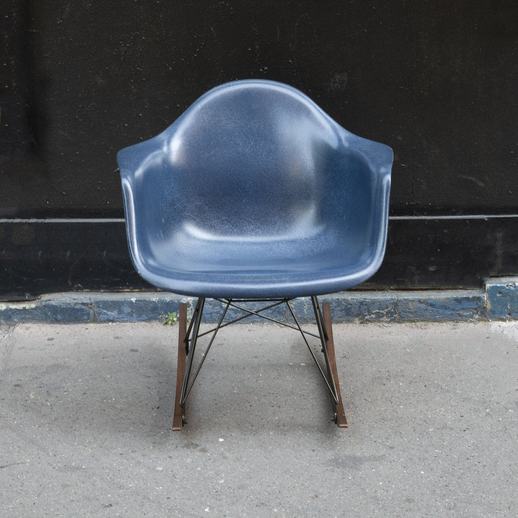 Rocking chair Navy Blue de Charles & Ray Eames - Herman Miller - Vintage-The Woods Gallery