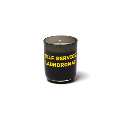 Bougie parfumée Memories Self Service Laundromat de Seletti-bougie en verre noir, nom du parfum imprimé en jaune-Seletti