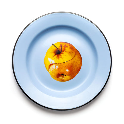 Assiette émaillée Apple de ToiletPaper - Seletti-vue 1-The Woods Gallery