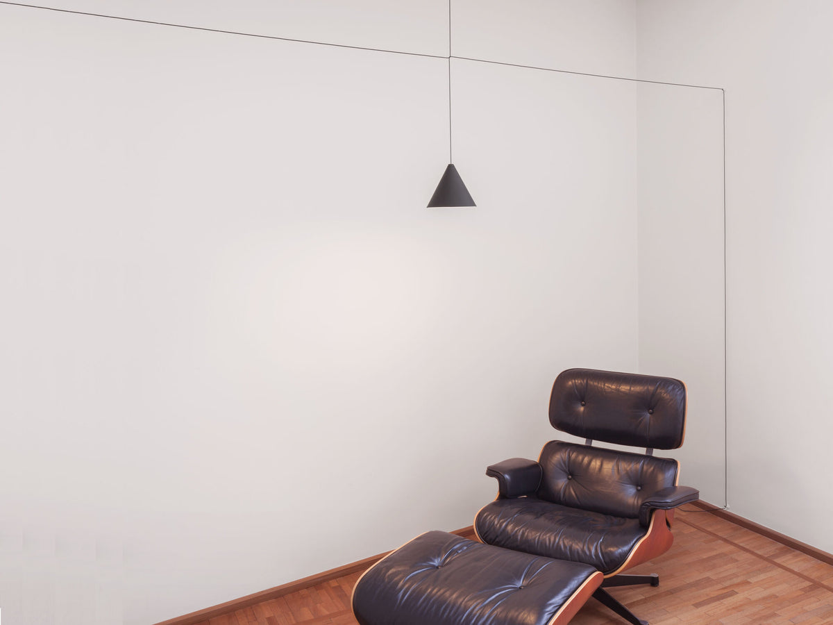 Suspension String Light tête cône de Michael Anastassiades - Flos-12 m-Interrupteur tactile-Blanc-The Woods Gallery