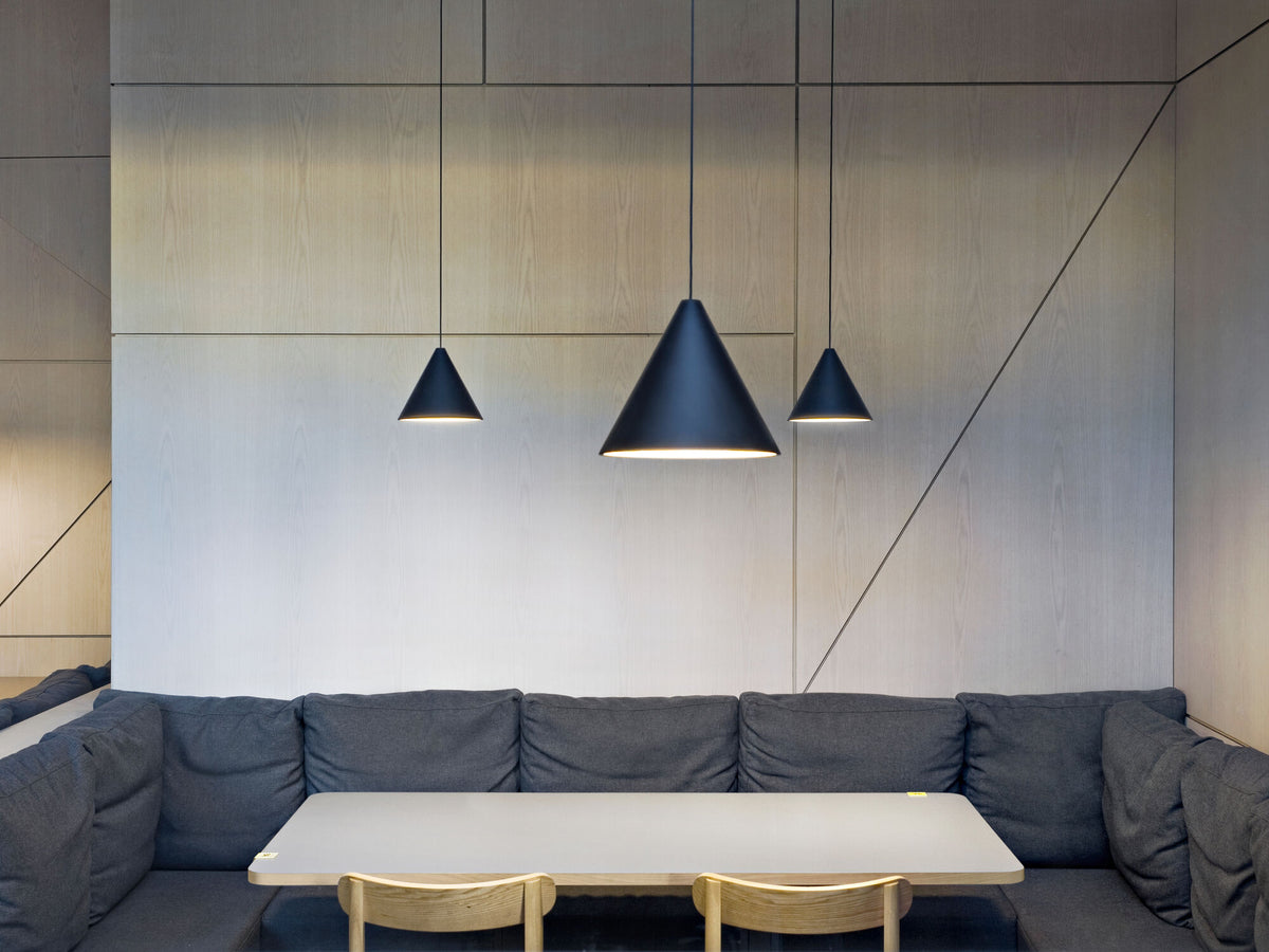 Suspension String Light tête cône de Michael Anastassiades - Flos-12 m-Interrupteur tactile-Blanc-The Woods Gallery