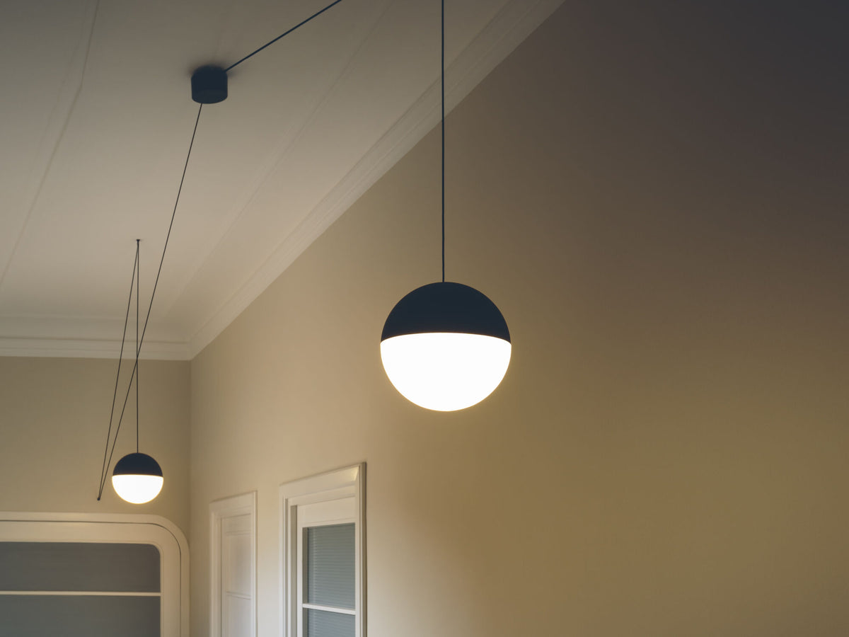 Suspension String Light tête sphère de Michael Anastassiades - Flos-12 m-Interrupteur tactile-Blanc-The Woods Gallery