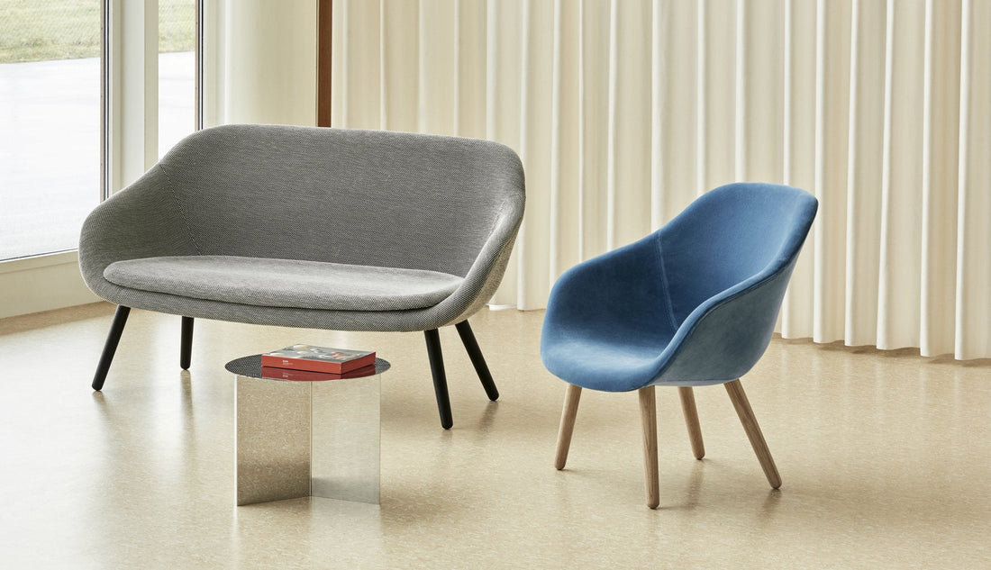 Table Slit Round Ø 45 - Hay-en situation entre un canapé gris et un fauteuil bleu-The Woods Gallery