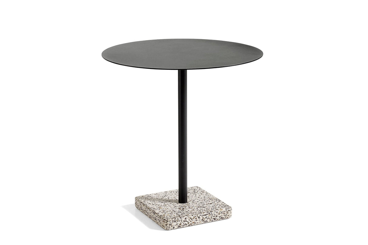 Table Terrazzo ronde de Daniel Enoksson Ø 70 - Hay-Anthracite / Terrazzo Gris clair-The Woods Gallery