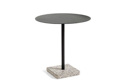 Table Terrazzo ronde de Daniel Enoksson Ø 70 - Hay-Anthracite / Terrazzo Gris clair-The Woods Gallery
