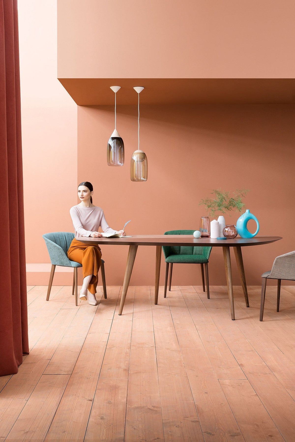 Table Tweed L 213 cm par Studio Garcia Cumini - Zanotta-en situation dans un intérieur terracotta-The Woods Gallery