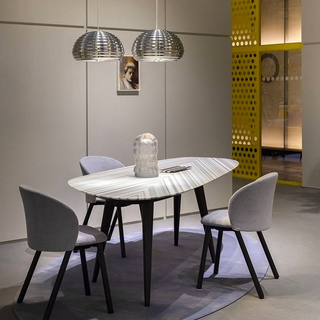 Table Tweed Marble L 250 cm par Studio Garcia Cumini - Zanotta-en situation, plateau de marbre dans une salle à manger-The Woods Gallery