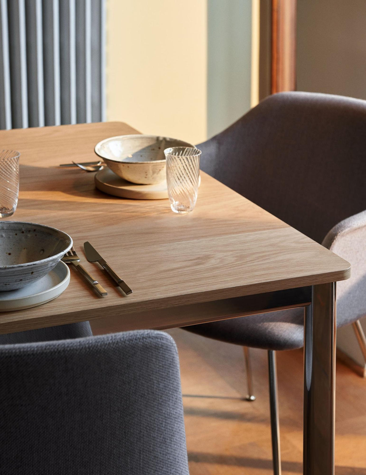 Table à manger Drip HW60 de Hee Welling - &amp;Tradition-Noir-Linoléum Burgundy 4154-The Woods Gallery