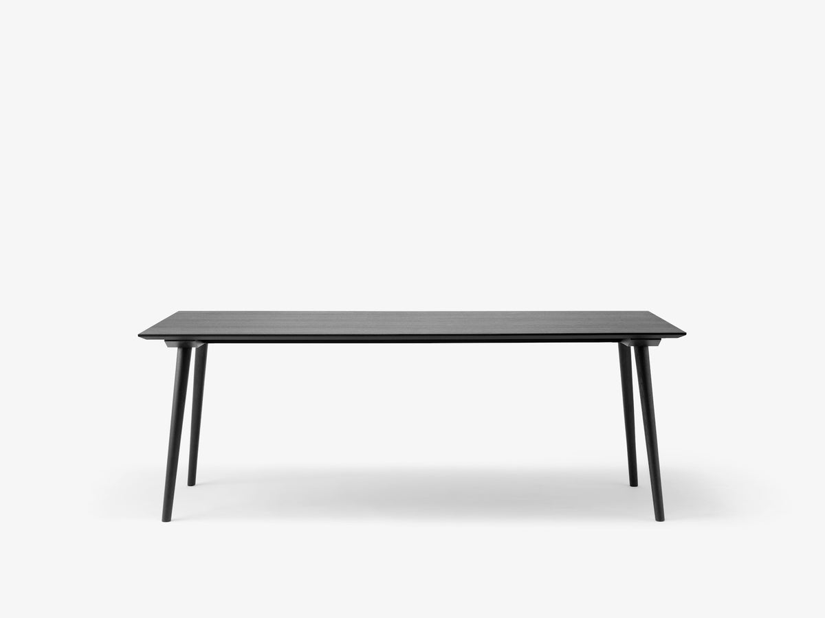 Table à manger In Between SK5 de Sami Kallio - &amp;Tradition-Piètement chêne laqué-Linoléum Forbo-The Woods Gallery