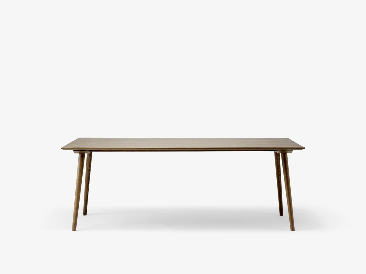 Table à manger In Between SK5 de Sami Kallio - &amp;Tradition-Piètement chêne laqué-Linoléum Forbo-The Woods Gallery