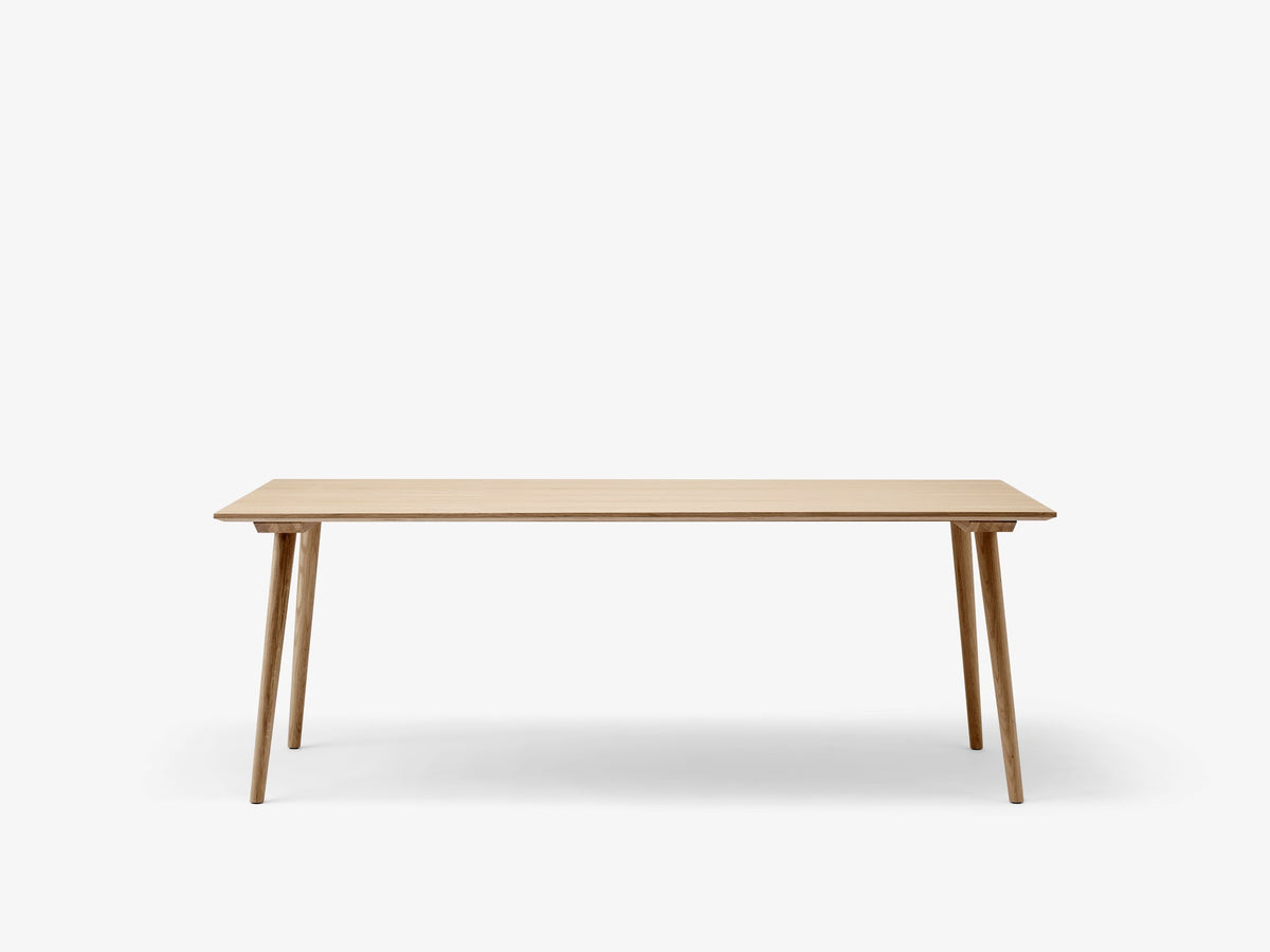 Table à manger In Between SK5 de Sami Kallio - &amp;Tradition-Piètement chêne laqué-Linoléum Forbo-The Woods Gallery